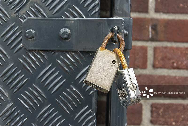 白色背景上盖子微开的深灰色空洗衣篮图片素材