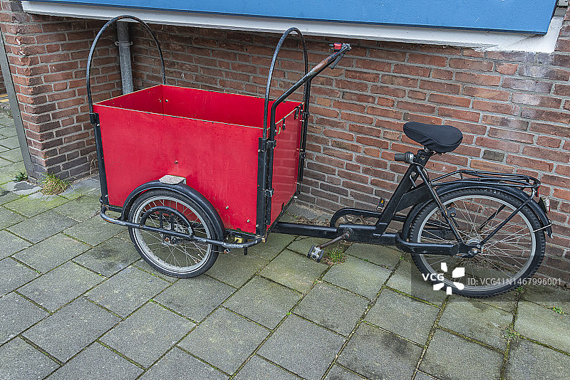 黑色货运自行车带红色箱子图片素材