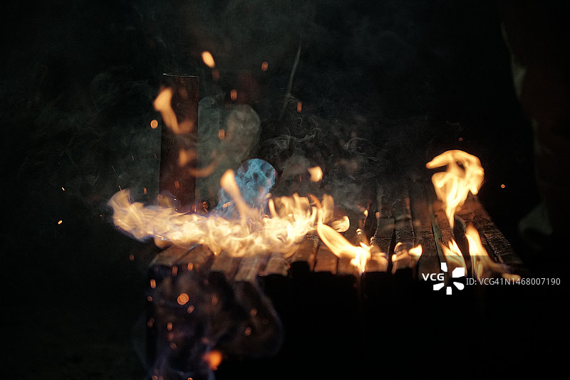 用燃气喷枪烧木板图片素材