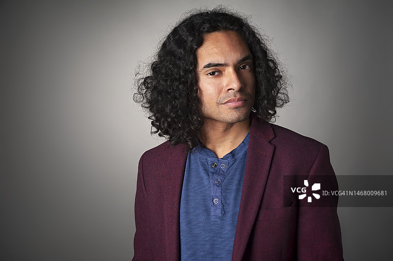 成年土著男人的棚拍肖像图片素材