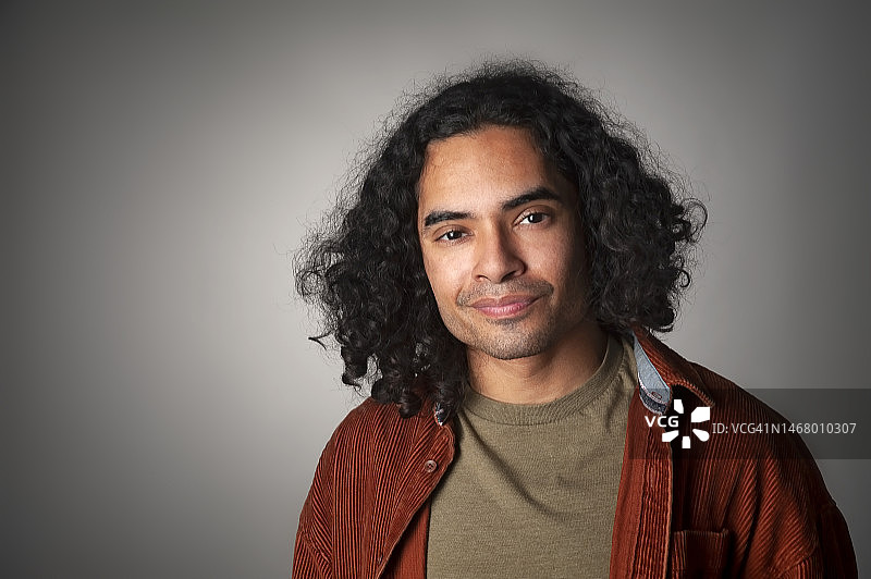 成年土著男人的棚拍肖像图片素材