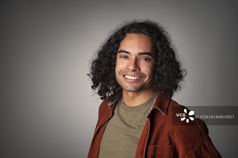 成年土著男人的棚拍肖像图片素材