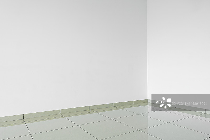 白色墙角处的空旷内部空间图片素材