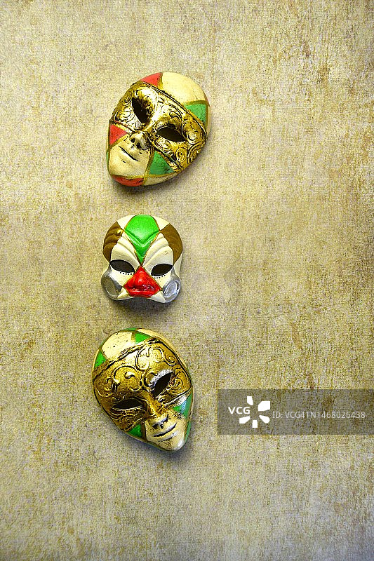 乡村背景上的嘉年华面具图片素材