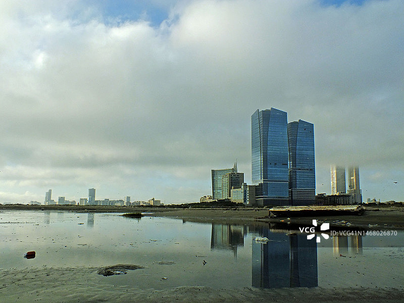 建筑物旁的流云图片素材