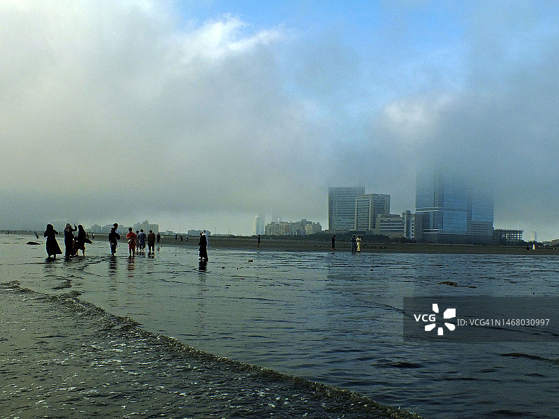 建筑物旁的流云图片素材