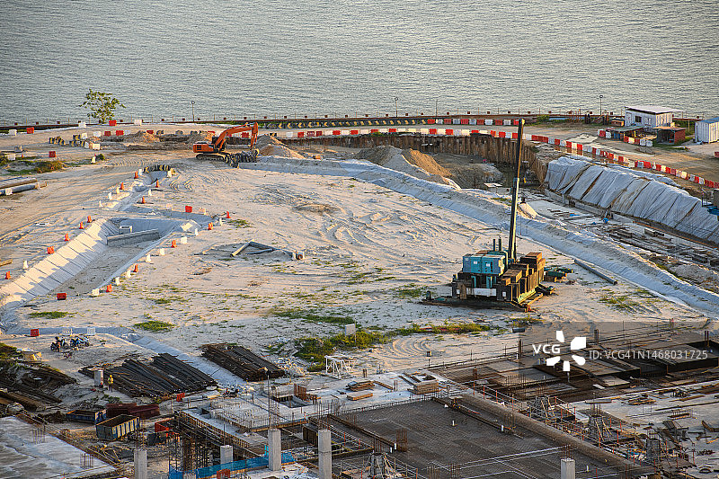 海边平地上的建筑项目图片素材