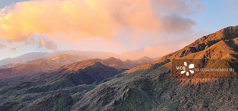 棕榈泉日出时的沙漠山脉图片素材