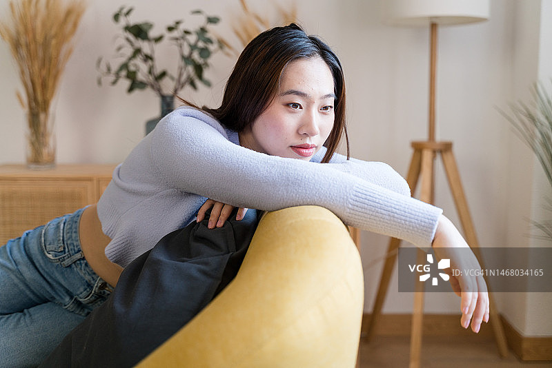 坐在沙发上的微笑女人图片素材