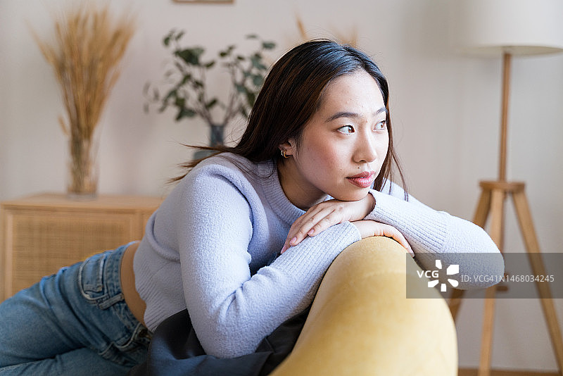 坐在沙发上的微笑女人图片素材