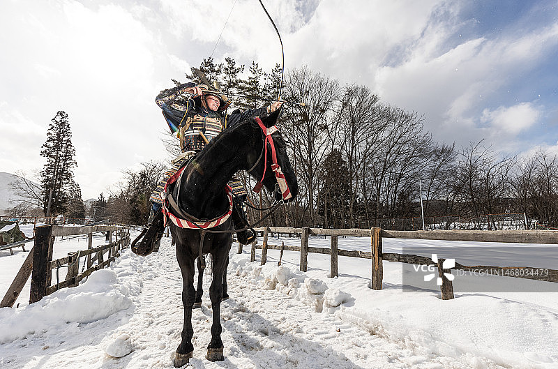 老年武士身着盔甲练习骑射图片素材