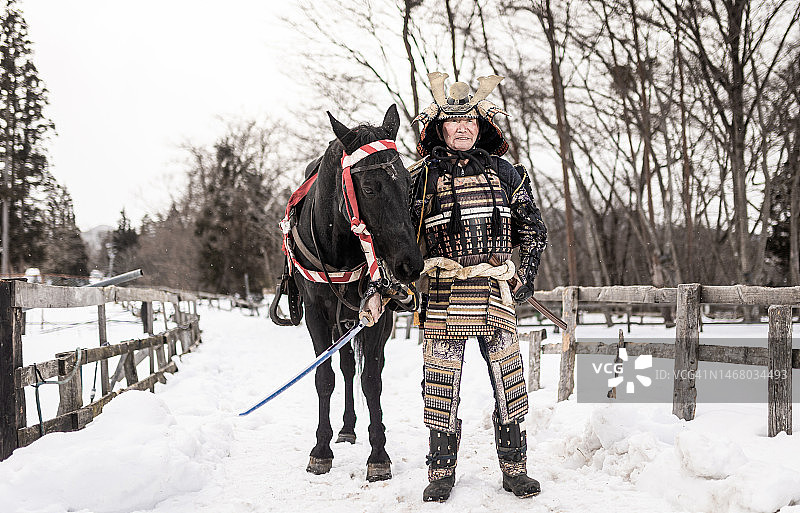 雪地里带着马和武士刀的退休武士图片素材