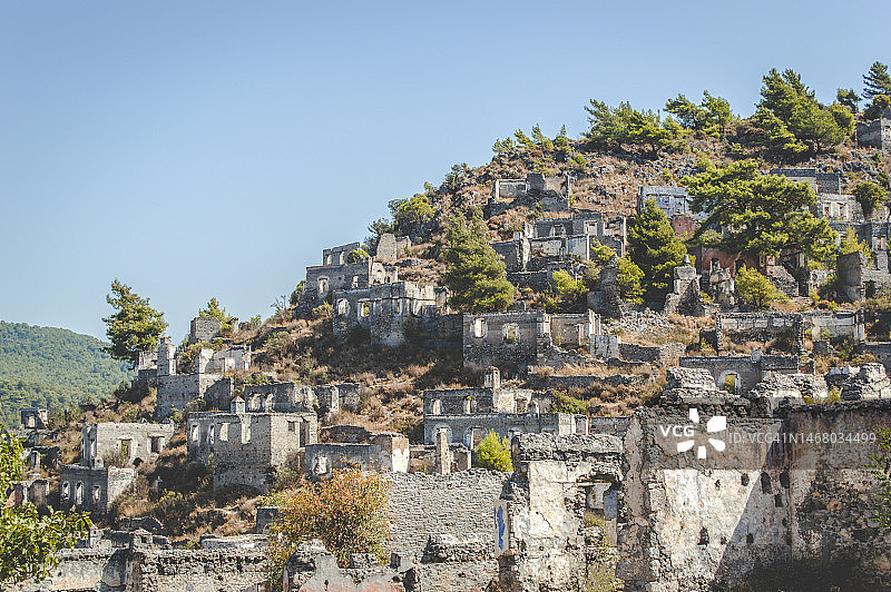 山坡上的古老村庄图片素材