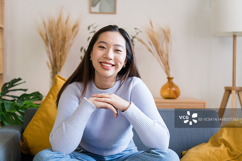 在沙发上休息的年轻亚洲女子图片素材