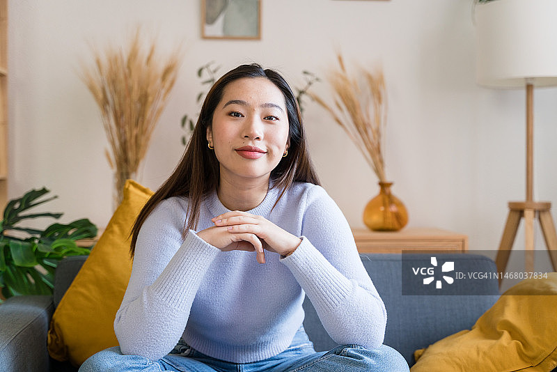 在沙发上休息的年轻亚洲女子图片素材