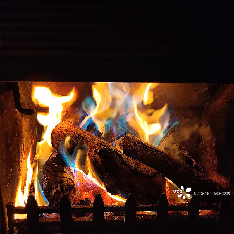 燃烧着蓝色和橙色火焰的篝火图片素材