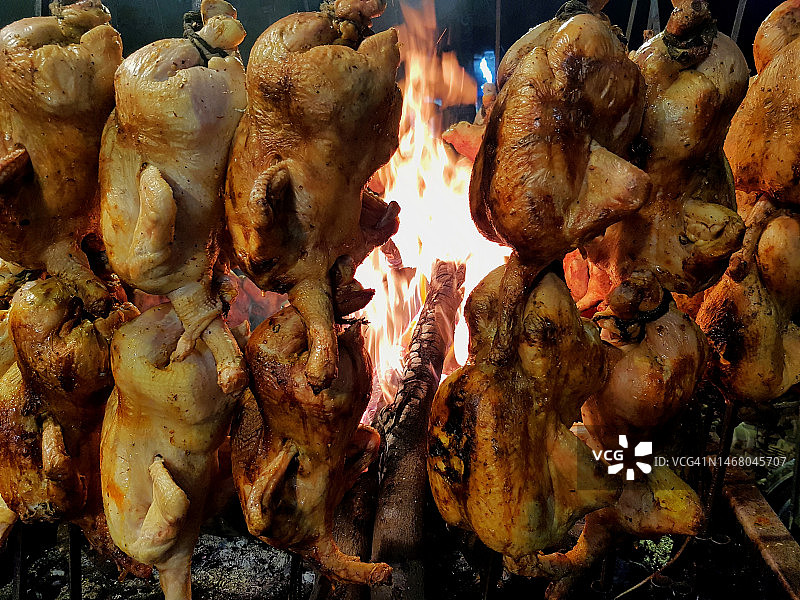 在路边用木柴烧烤的整鸡图片素材