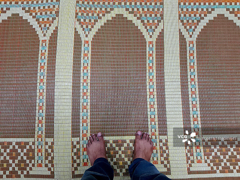 在清真寺祈祷的男子图片素材