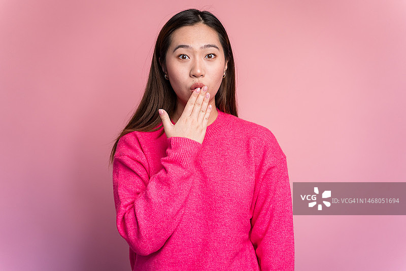 震惊的年轻女人，双手图片素材