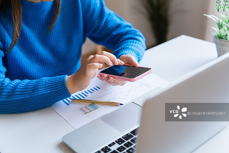 截取女人使用智能手机和笔记本电脑图片素材