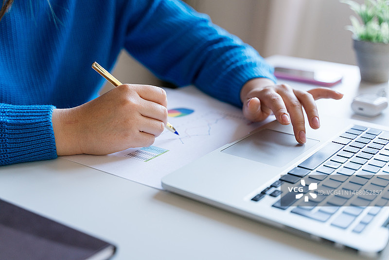 在笔记本电脑上打字的女人的局部图片素材