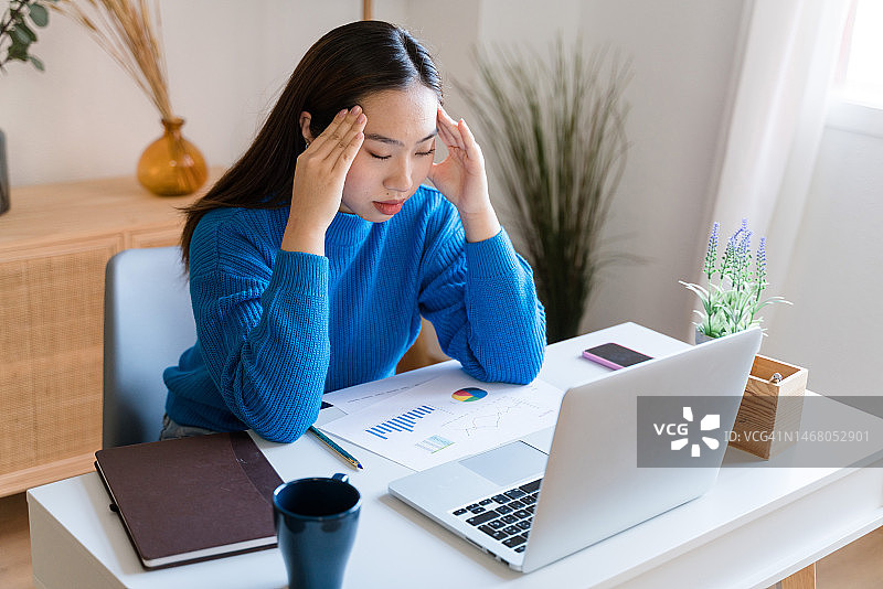 在家工作头痛的压力大的女人图片素材