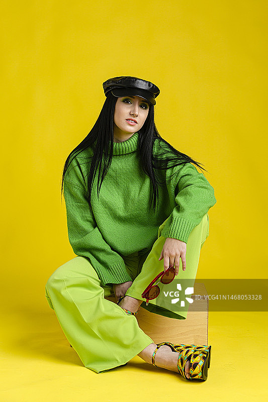 时尚的女人在朴素的背景前图片素材