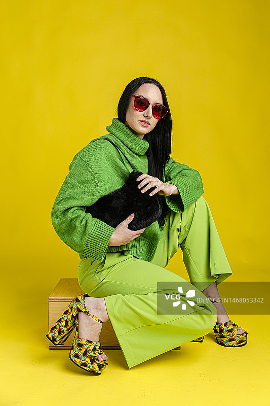 时尚的女人在朴素的背景前图片素材