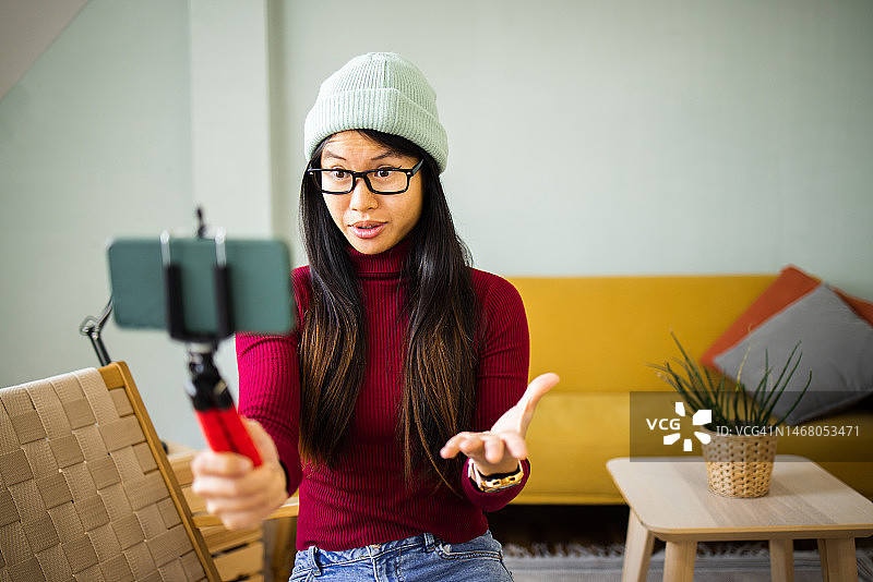 在家拍摄视频播客的快乐女子肖像图片素材