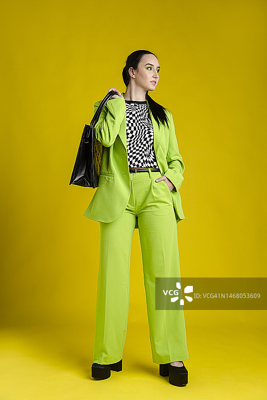 穿着绿色套装的时尚女人图片素材