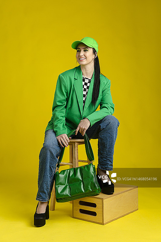 时尚的女人在朴素的背景前图片素材