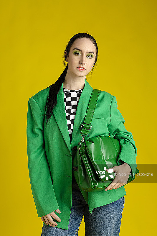 时尚的女人在朴素的背景前图片素材