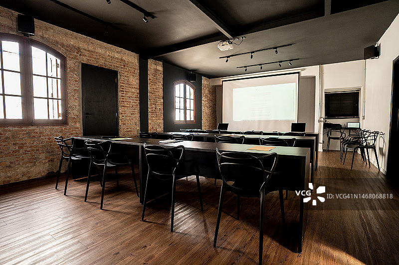 带有投影屏幕的空教室图片素材