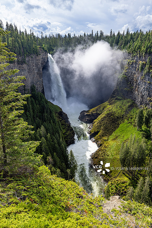 加拿大不列颠哥伦比亚省威尔斯格雷省立公园的赫尔姆肯瀑布图片素材