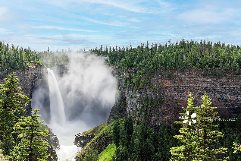 加拿大不列颠哥伦比亚省威尔斯格雷省立公园的赫尔姆肯瀑布图片素材