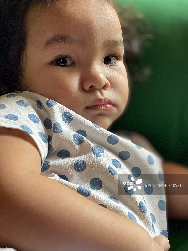 躺着看着镜头的亚洲小女孩图片素材