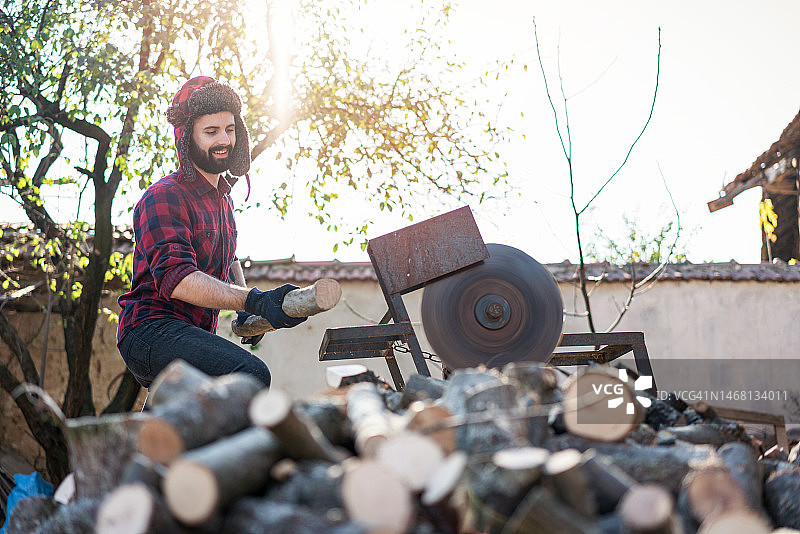 砍木头的络腮胡男子图片素材
