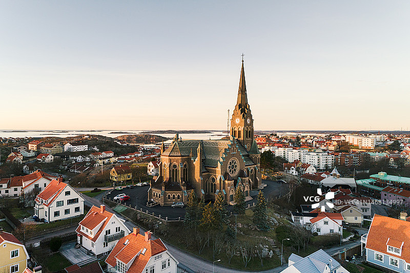 海边小镇教堂的航拍图片素材