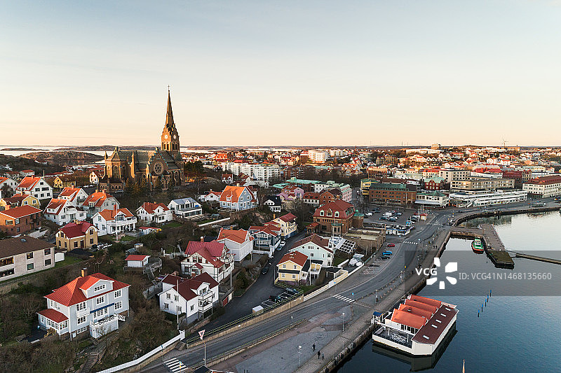 海边小镇黄昏鸟瞰图片素材