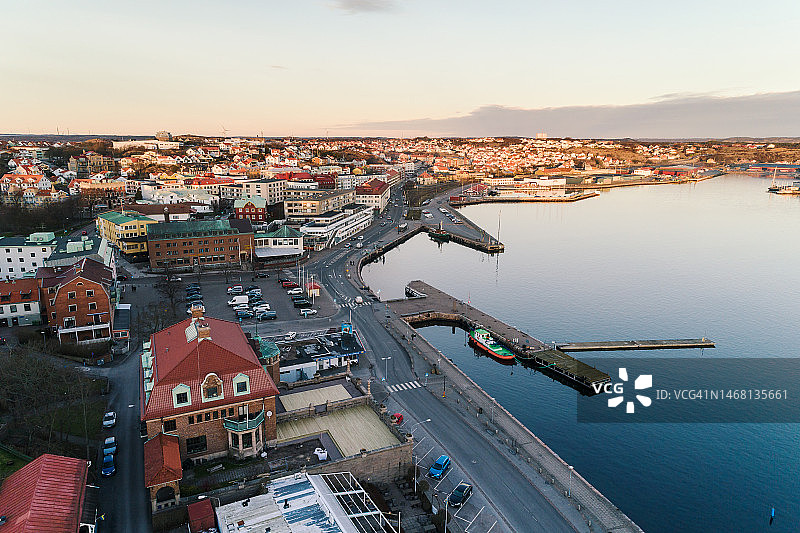 海边小镇黄昏鸟瞰图片素材