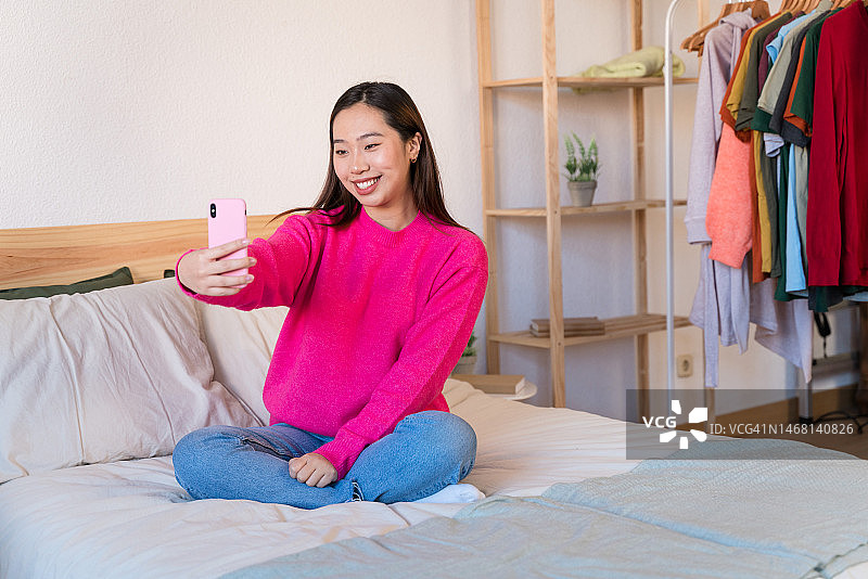 微笑的亚洲女人自拍图片素材