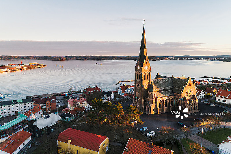 海边小镇教堂的航拍图片素材