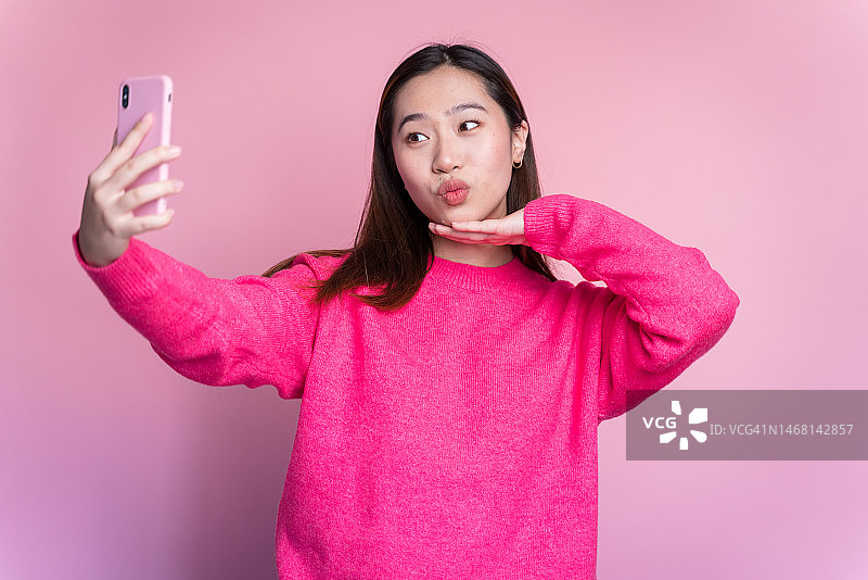 用手遮住脸的女人图片素材