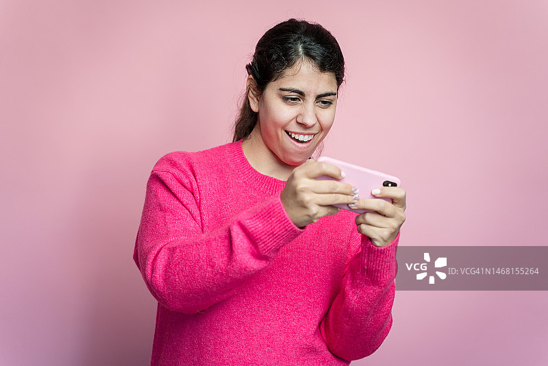 玩智能手机的微笑女人图片素材