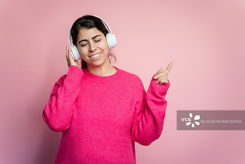 快乐的女人在听音乐图片素材