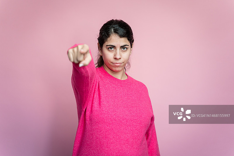 年轻女人指向相机图片素材