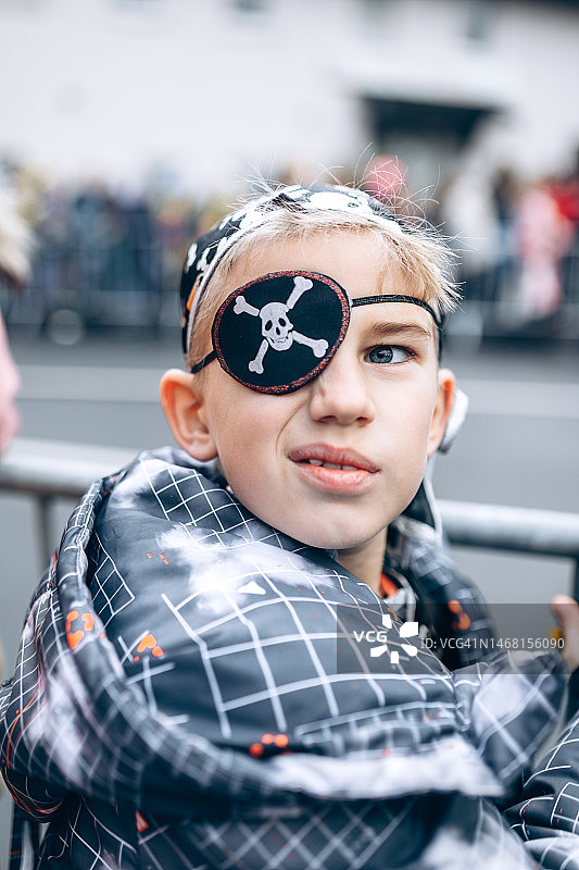 德国狂欢节上戴着海盗面具的酷男孩特写图片素材