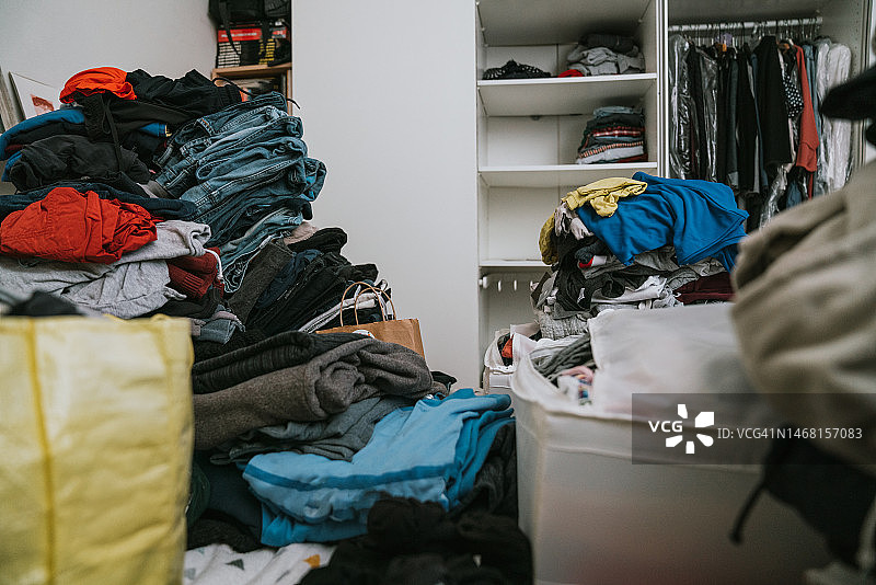 换季时凌乱的卧室图片素材