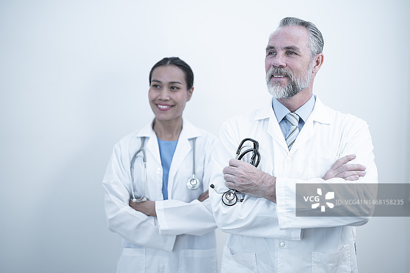 医院里工作的两位医生肖像图片素材