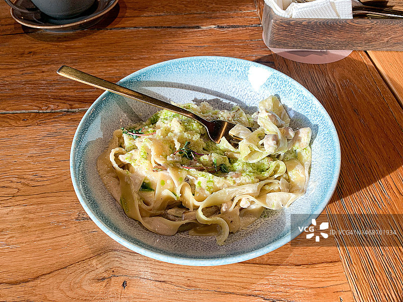 盘中鸡肉和蘑菇意大利面，顶视图图片素材